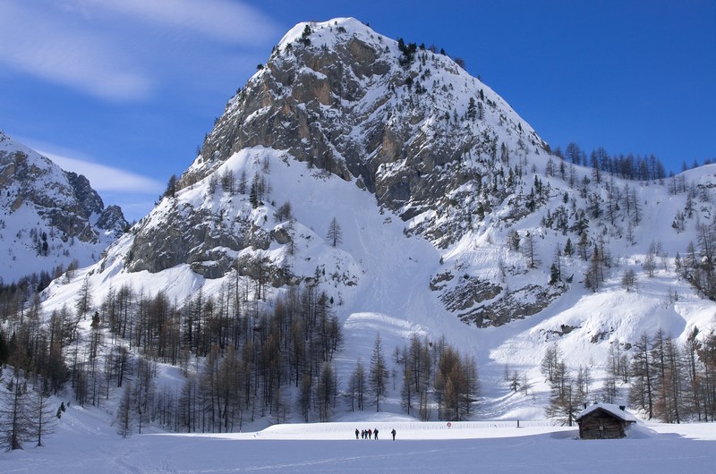Gros Plan Des Lunettes De Ski D'un Homme Avec Le Reflet Des Montagnes  Enneigées